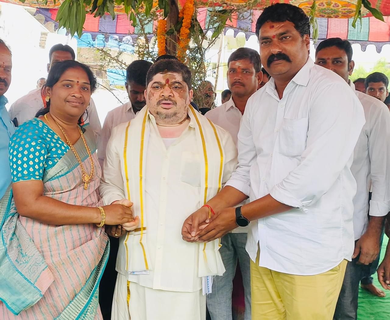 మంత్రిని కలిసి విజయదశమి శుభాకాంక్షలు తెలిపిన&hellip;