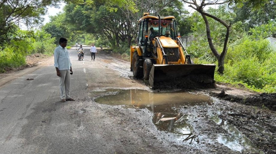 జమ్మికుంట-వావిలాల రోడ్డు గుంతల మరమ్మతులు