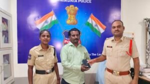 పోయిన మొబైల్ ఫోన్‌ను బాధితుడికి అందించిన జమ్మికుంట పోలీసులు
