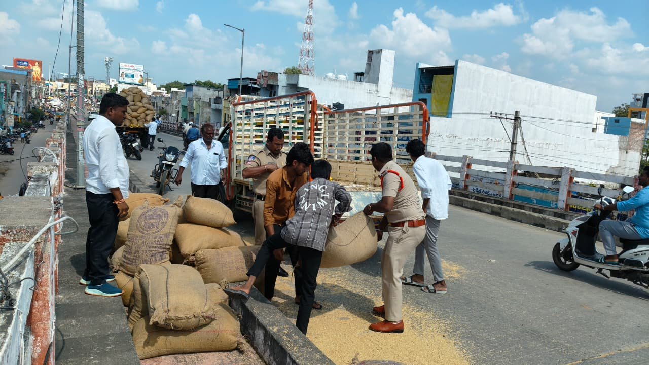 👮 మానవత్వం చాటుకున్న జమ్మికుంట పోలీసులు