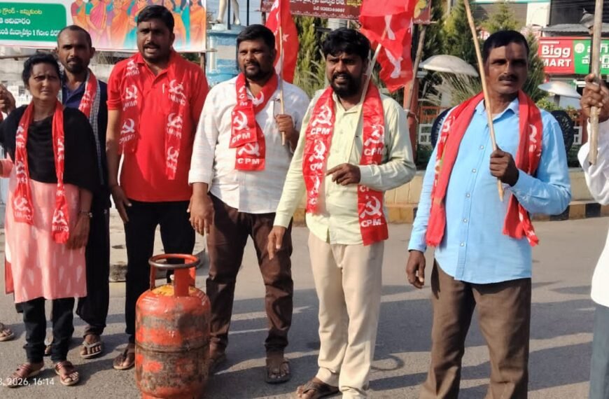 కేంద్రం తీరుపై భగ్గుమన్న సీపీఎం: జమ్మికుంటలో ఖాళీ సిలిండర్లతో నిరసన