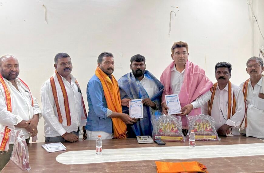 మున్సిపల్ చైర్మన్‌కు ఇల్లందకుంట బ్రహ్మోత్సవాల ఆహ్వానం