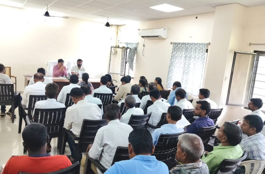 మున్సిపల్ వాటర్ సప్లయ్ సిబ్బందితో సమావేశమైన మున్సిపల్ చైర్మన్ మొలుగు ప్రశాంత్ కుమార్