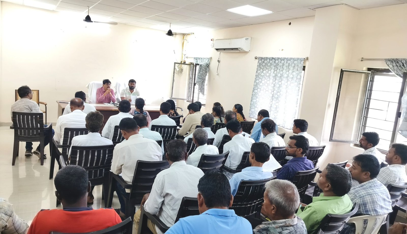 మున్సిపల్ వాటర్ సప్లయ్ సిబ్బందితో సమావేశమైన మున్సిపల్ చైర్మన్ మొలుగు ప్రశాంత్ కుమార్
