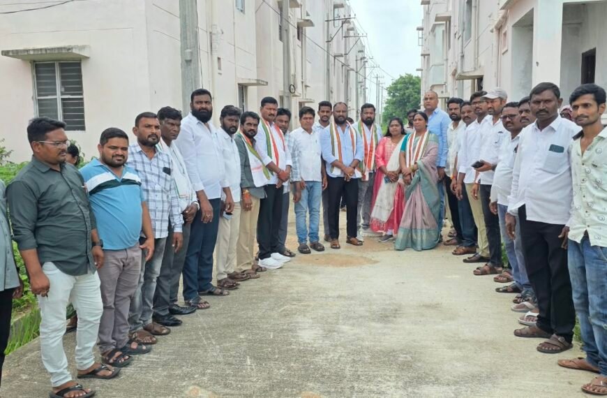 జమ్మికుంట మున్సిపాలిటీలోని కాంగ్రెస్ పార్టీ నాయకులు డబుల్ బెడ్రూంల సందర్శన